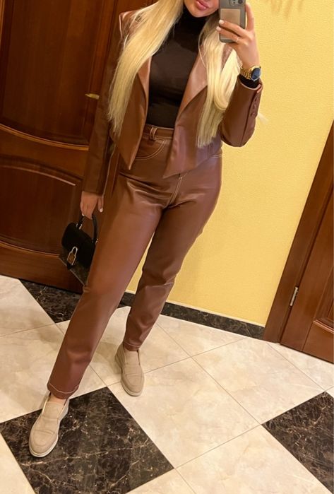 Костюм з еко-шкіри