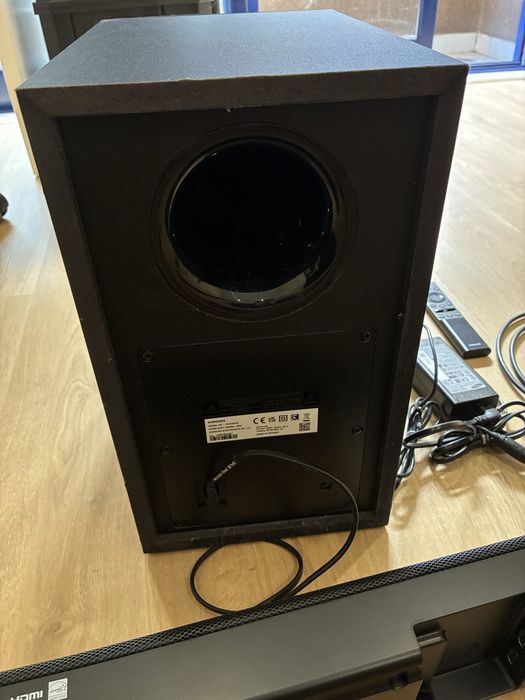 Soundbar com Subwoofer – Dolby Atmos & DTS:X | Excelente Estado