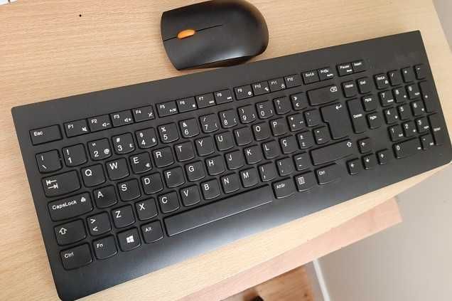 Computador LENOVO IdeaCentre 520-24ICB
