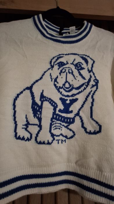 білий светр H&M із синім малюнком бульдога Yale