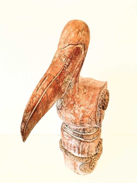 Estatueta vintage de pelicano em madeira artesanal