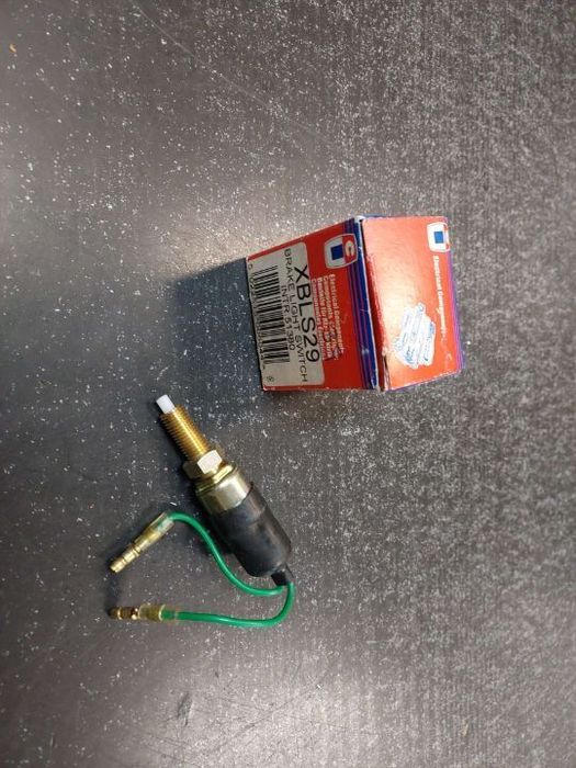 Włącznik świateł hamulca MITSUBISHI STARION; NISSAN TRADE, VANETTE 06.82-10.01