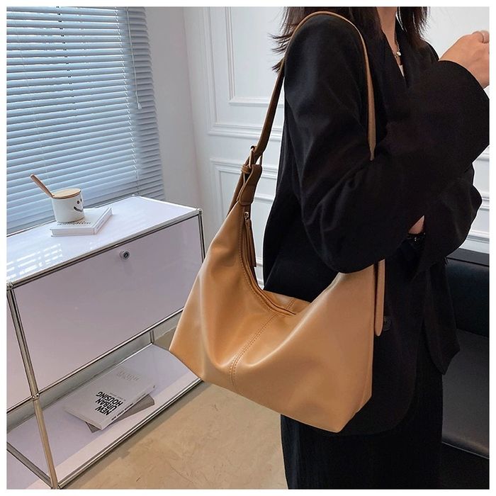 Novo modelo de bolsa a tiracolo feminina, com design simples e versáti