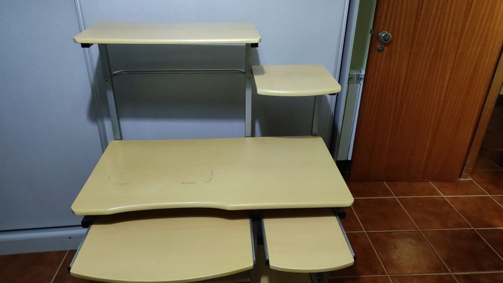 Secretária de computador/estudante