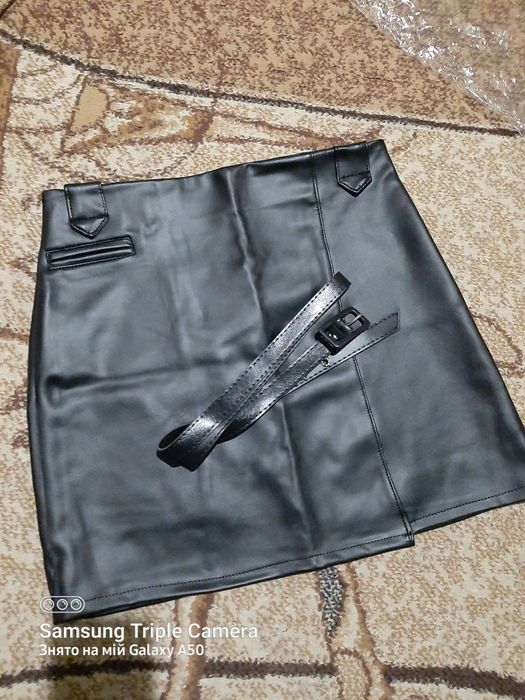 Продам спідницю з кожзаму.