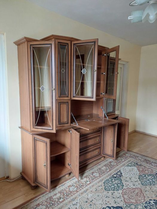 Kredens drewniany – duży, elegancki, klasyczny styl