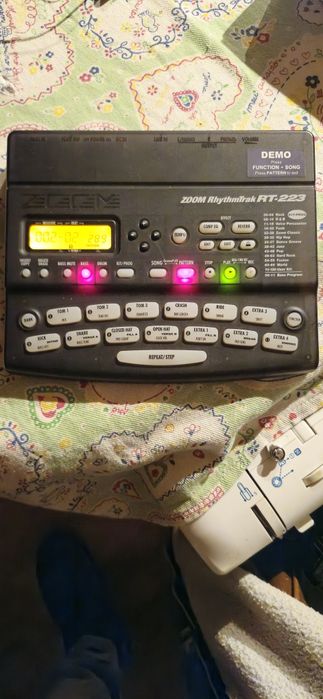 ZOOM RhythmTrak RT-223 – Caixa de Ritmos / Drum Machine