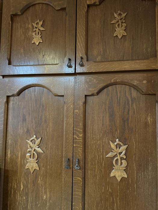 Meble z debowymi frontami