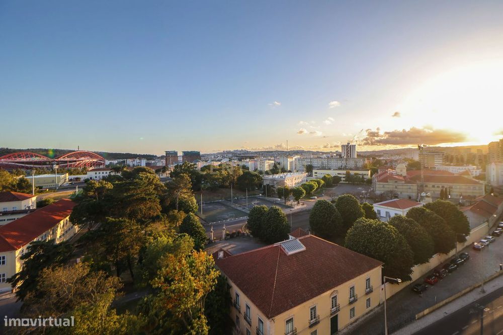 Espaçoso T4 transformado em T2 com terraço em Carnide, Lisboa - Oportu