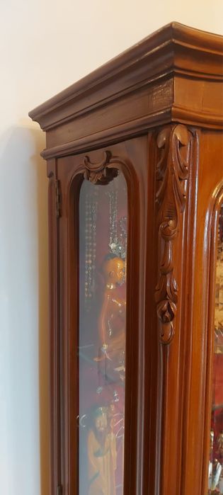 Vitrine antiga em madeira com capitoné