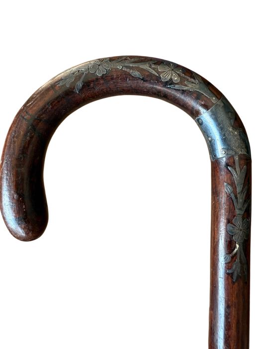 Bengala antiga em madeira com aplicações metálicas decorativas – 90 cm