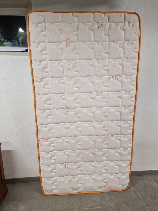 Conjunto Cama, Colchão e Mesa de Cabeceira