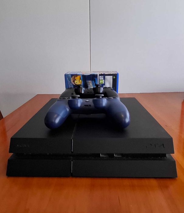 PlayStation 4 1Tb + 4 jogos e 2 comandos