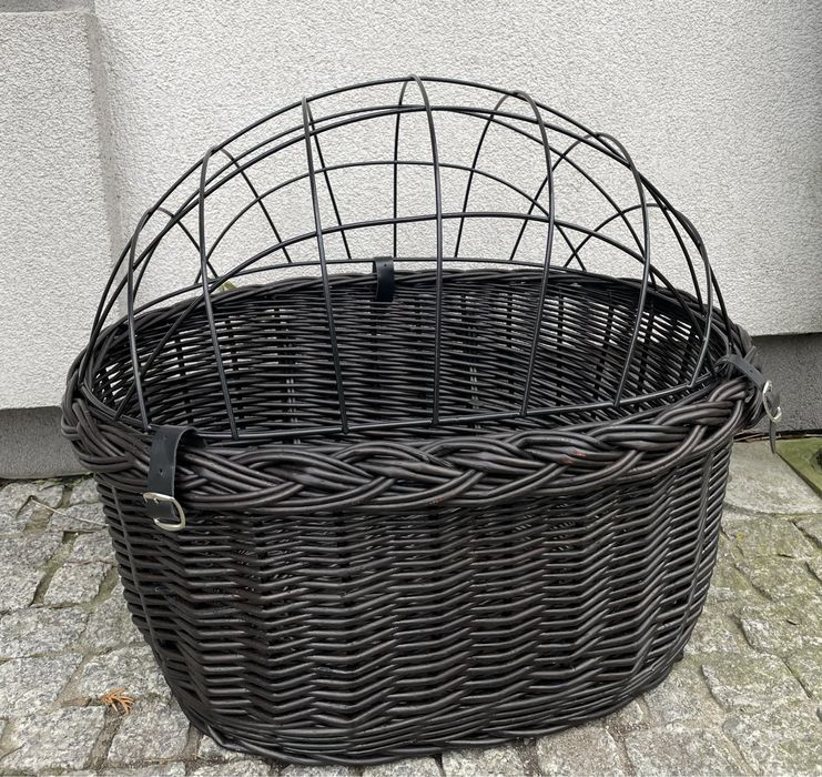 Duży transporter wiklinowy na rower dla psa