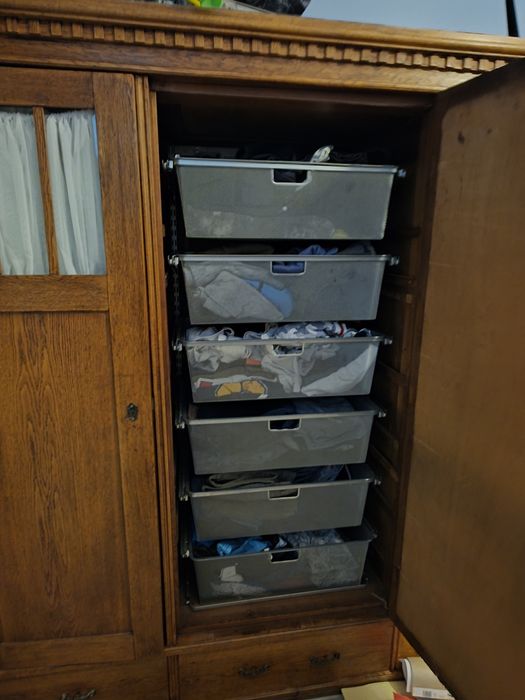 Szafa trzydrzwiowa z szufladami i lustrem