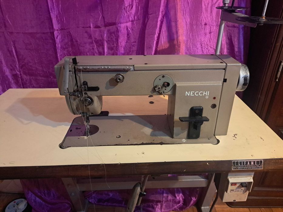 Máquina de costura Necchi