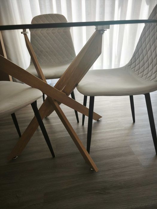 Mesa de vidro com três cadeiras