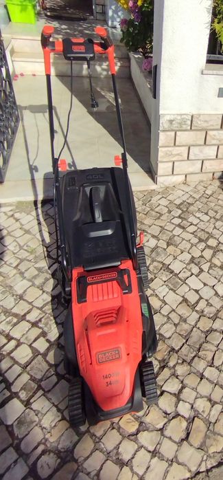 Máquina de cortar relva