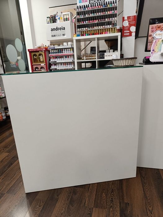 White counter with tempered glass64176774034563122