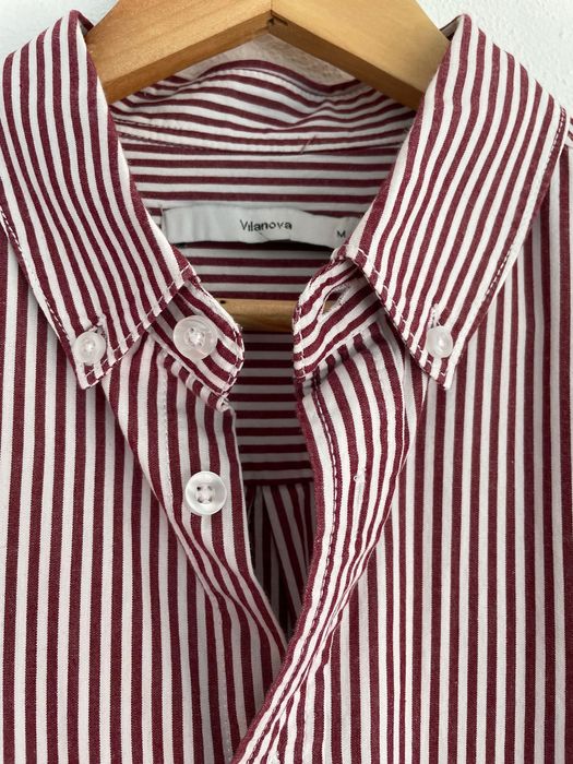 Camisa vermelha e branca às riscas