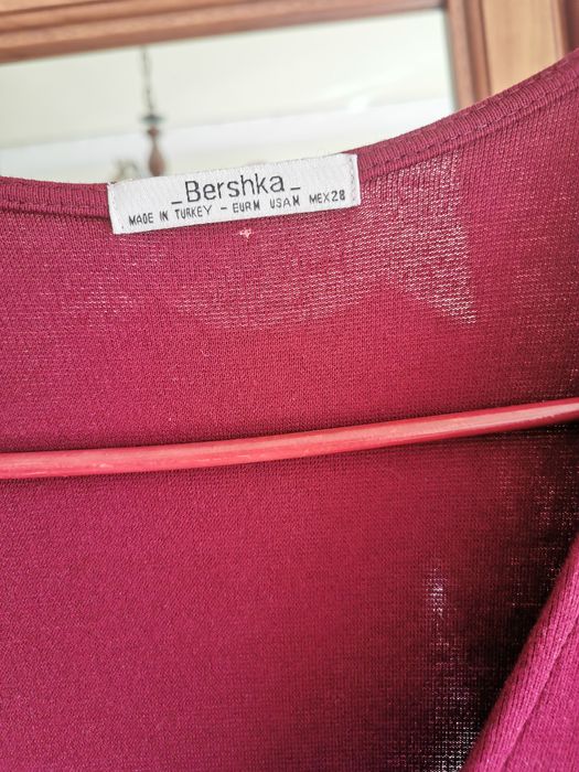 Bordowa sukienka Bershka, głęboki dekolt, seksowna, prawie nowa