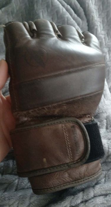 Luvas de mma do Charlie Oliveira e camisola