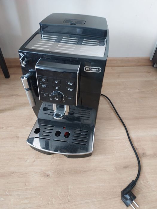 DeLonghi Magnifica S ECAM 23.120 - automatyczny ekspres do kawy, parzy kawę, do serwisu
