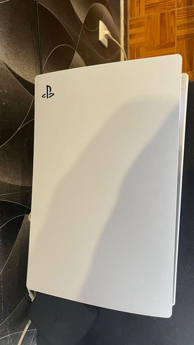 Ps5 com dois comandos um monitor e cabo de carregador