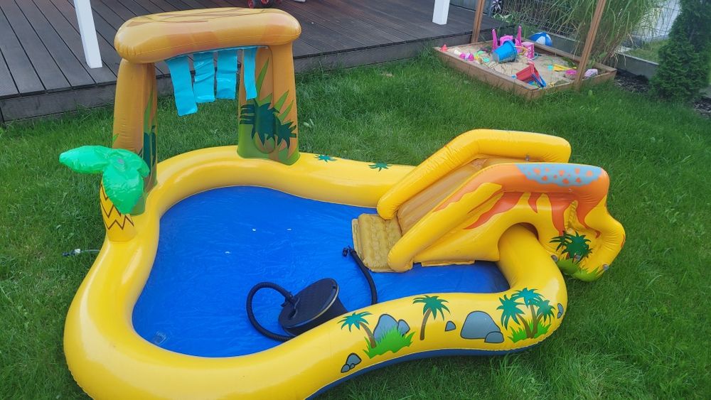 Basen dziecięcy ze zjeżdżalnią i fontanną