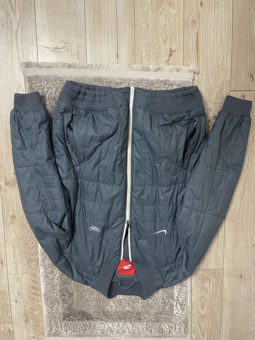 Продам бомбер Nike