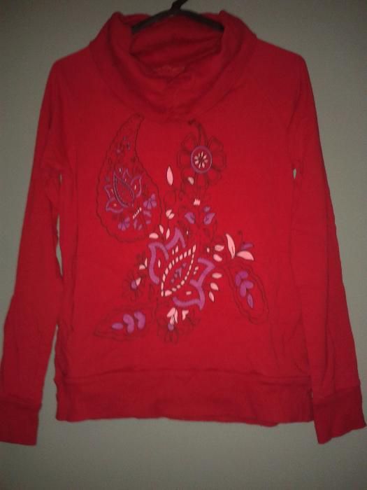 Camisola vermelha com flores