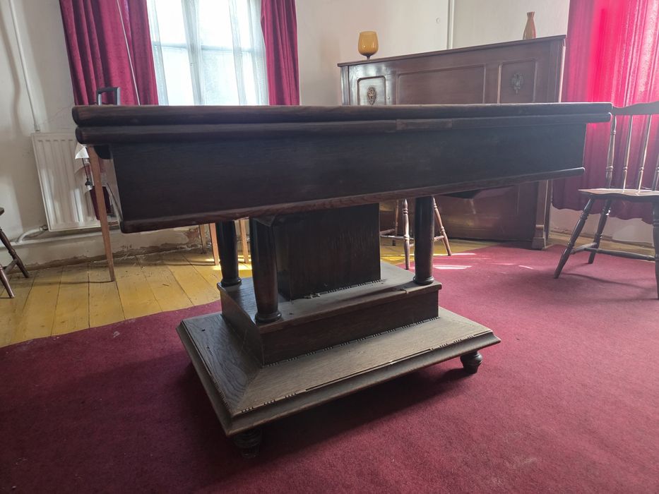 Zabytkowy drewniany stół