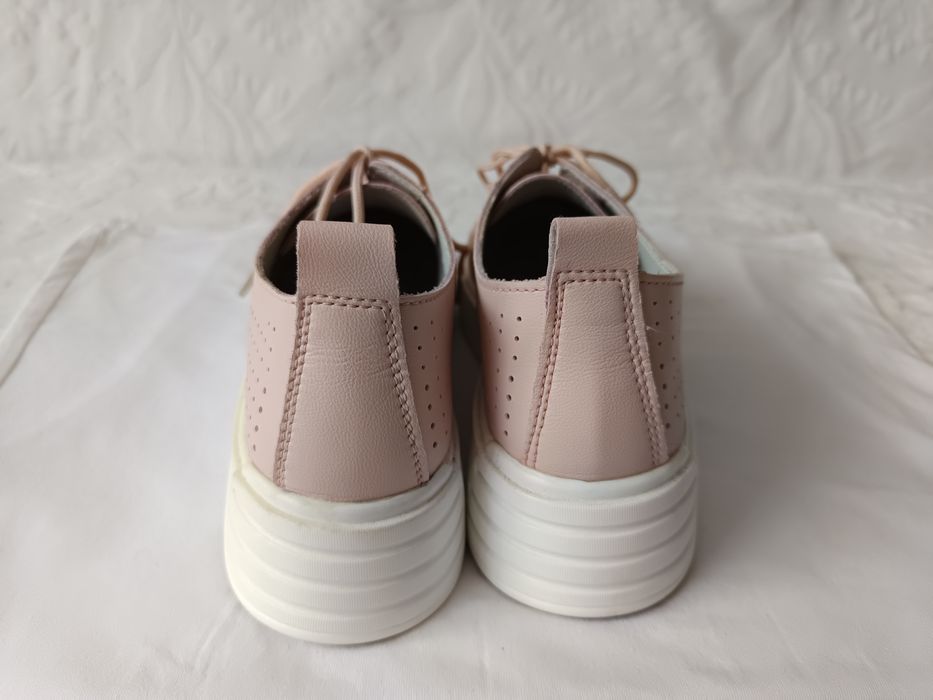 Trampki ażurowe ze skory na wyższej koturnie