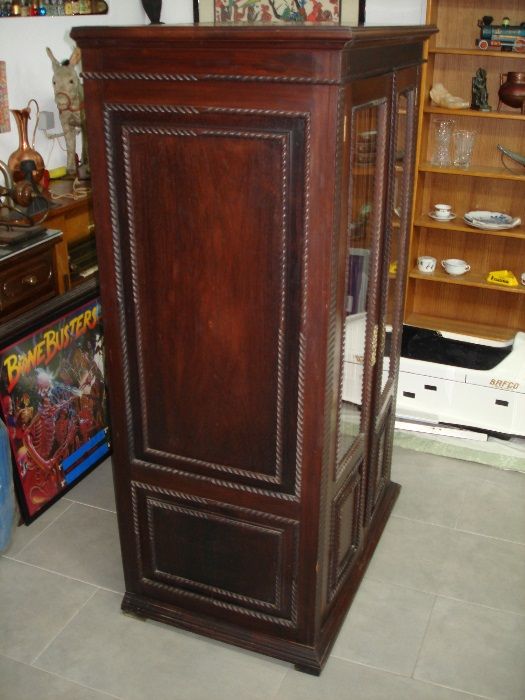 Vitrine em Pau Santo