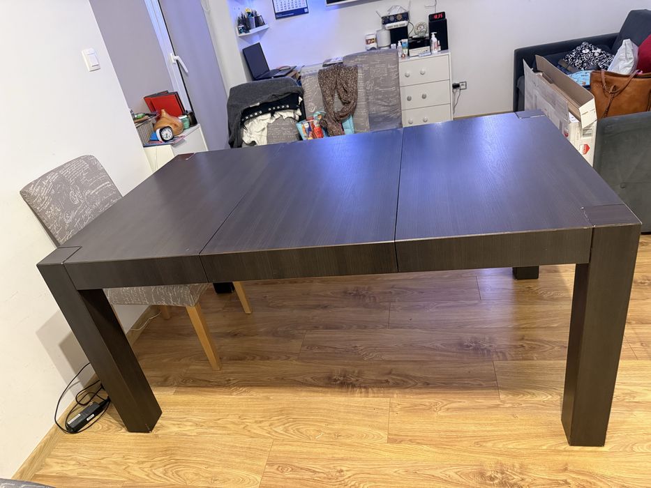 Stół brązowy do salonu