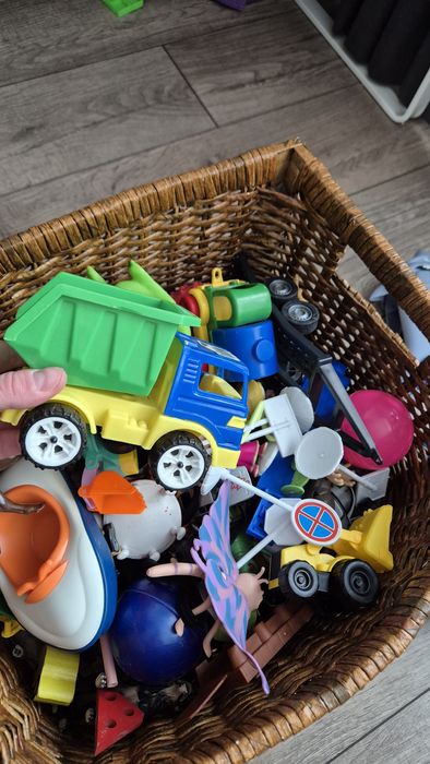 Продам цілу коробку іграшок !