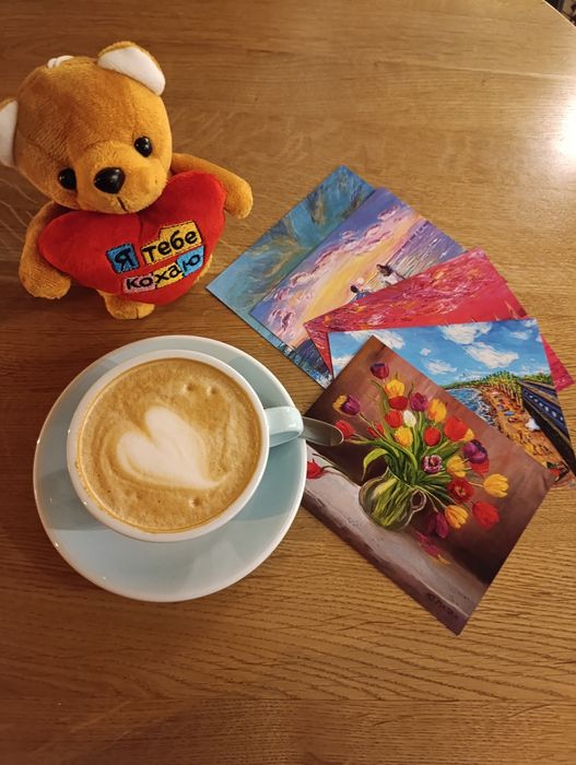 Листівки про море, квіти та про кохання.