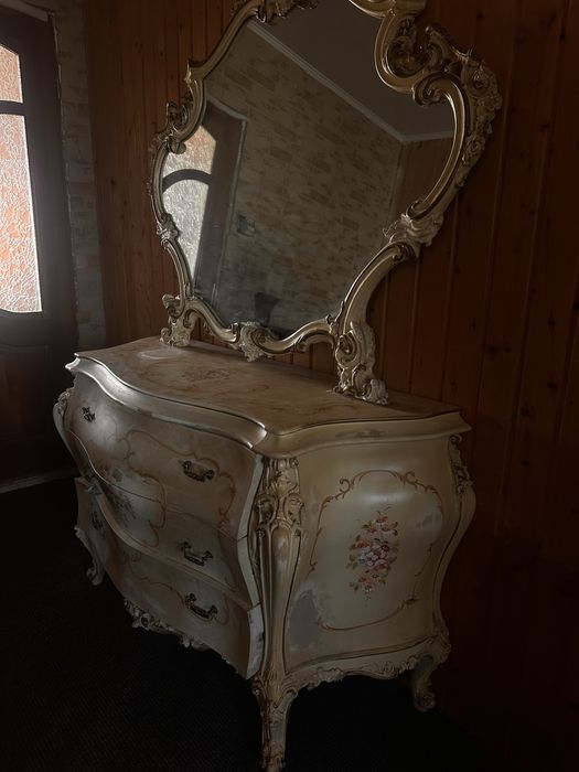 Комод антикварний , з дзеркалом. Silik