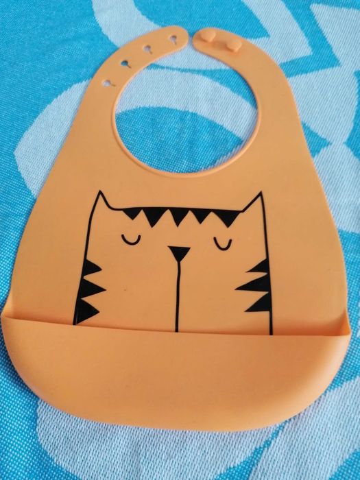 Babete para bebé com prateleira