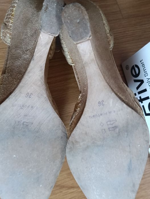 Sapatos elegantes em pele