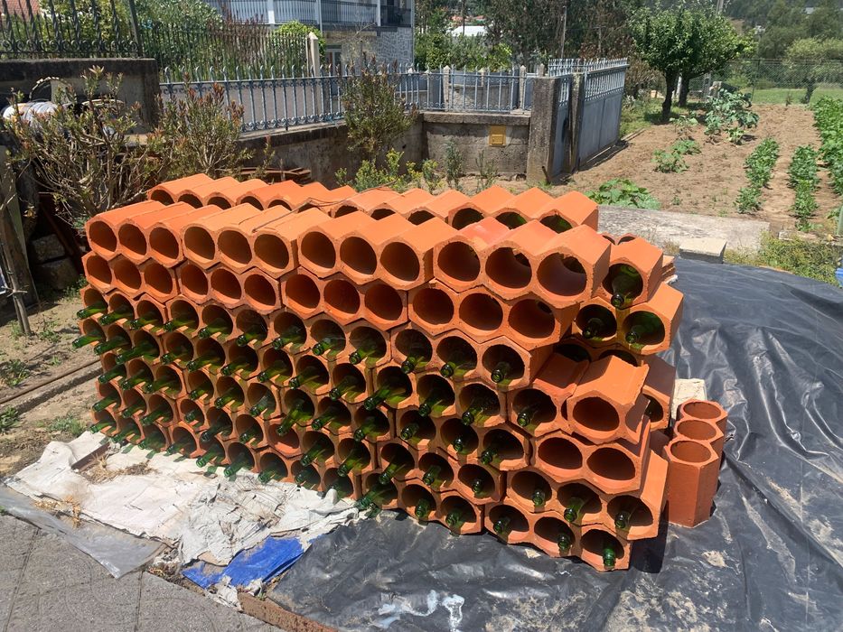 Garrafeira com tijolo de barro