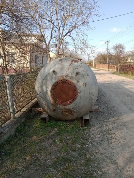 Бочка залізна з трьома внутрішніми відділами.