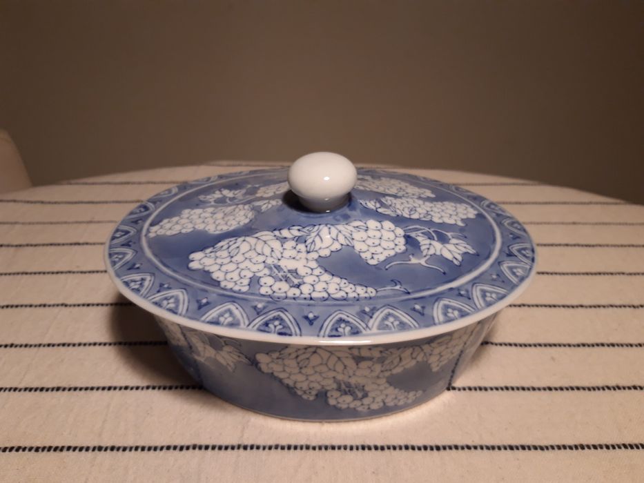 Small Chinese terrine decorated with blue and white grape motifs
