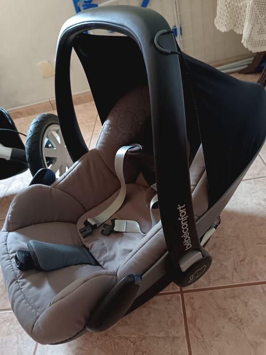 Carrinho de bebê e ovo