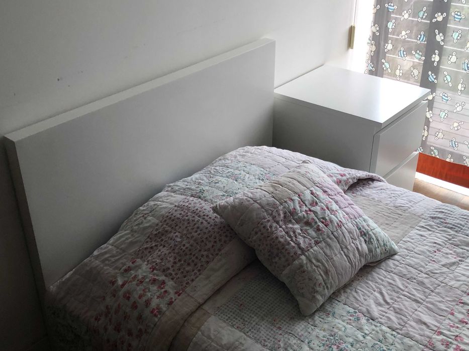 cama solteiro e mesa de cabeceira IKEA modelo MALM branco