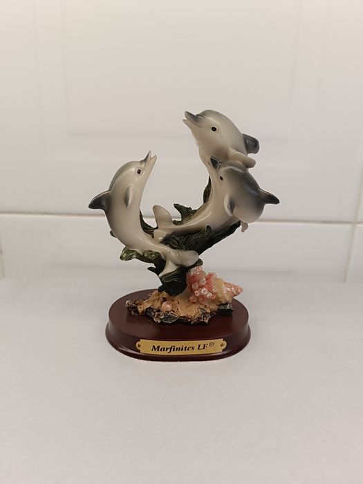 Artigo Decorativo. Golfinhos em Marfinite. 14 cm 13 cm