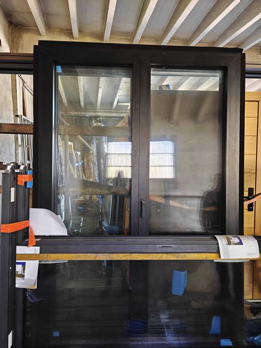 Okno balkonowe aluminiowe o wymiarze 1600 x 2400