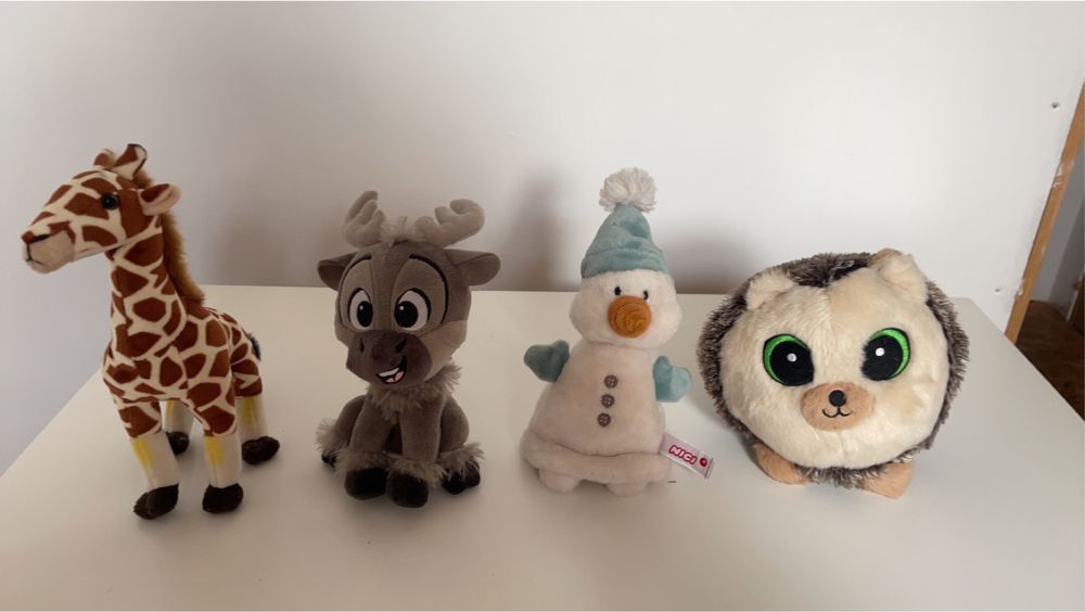 Bonecos vários novos