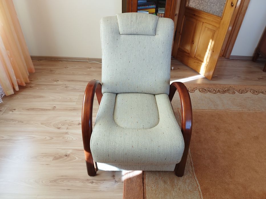 Fotel materiałowy do salonu