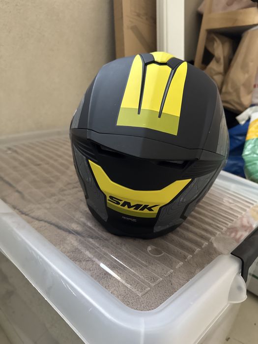 Capacete usado uma vez com caixa